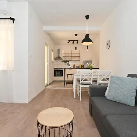 Apartment Relax With Jacuzzi Split Area