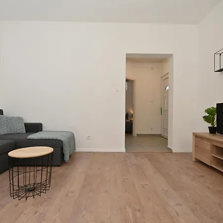 Relax With Jacuzzi Split Area Apartment Zrnovnica