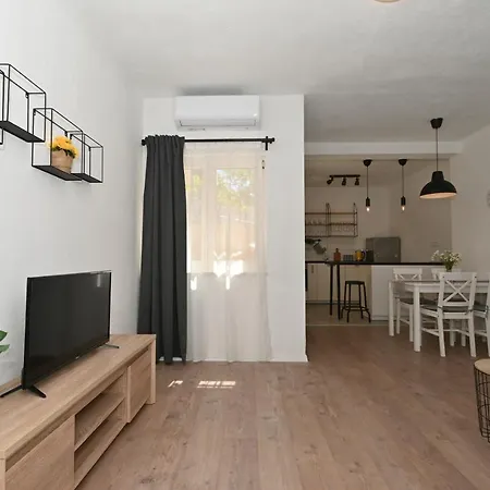 Relax With Jacuzzi Split Area Apartment Zrnovnica