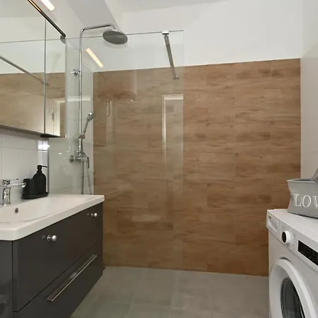 Relax With Jacuzzi Split Area Apartment Zrnovnica