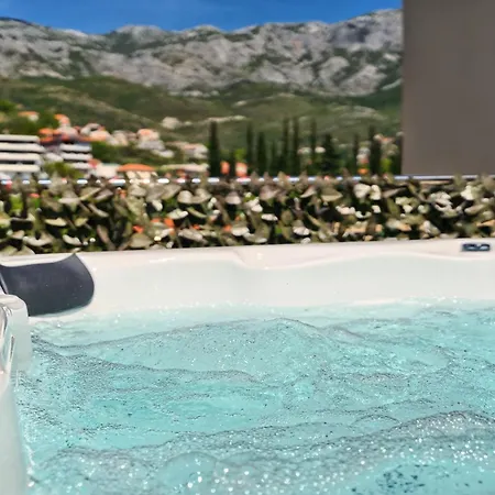 Relax With Jacuzzi Split Area Apartment Zrnovnica