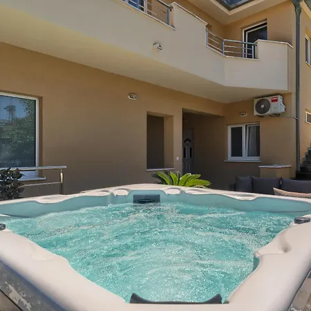 Relax With Jacuzzi Split Area Apartment