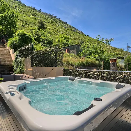 Relax With Jacuzzi Split Area Apartment